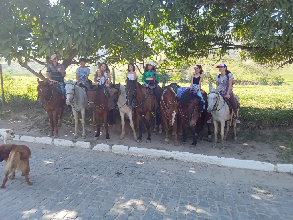 Grupo e famílias a cavalo no Rancho Arena Branco